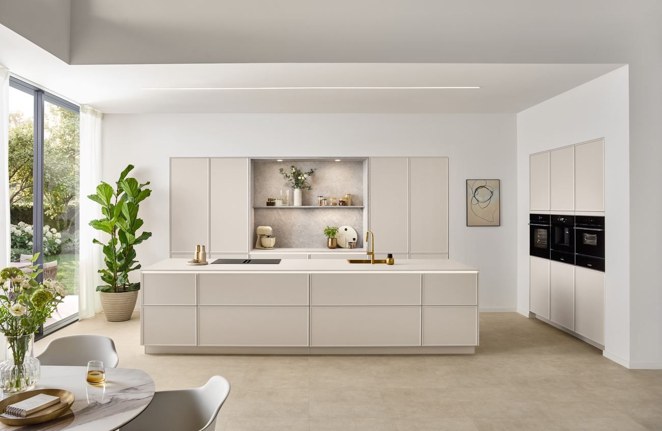 Cocina clara con isla central abierta al comedor