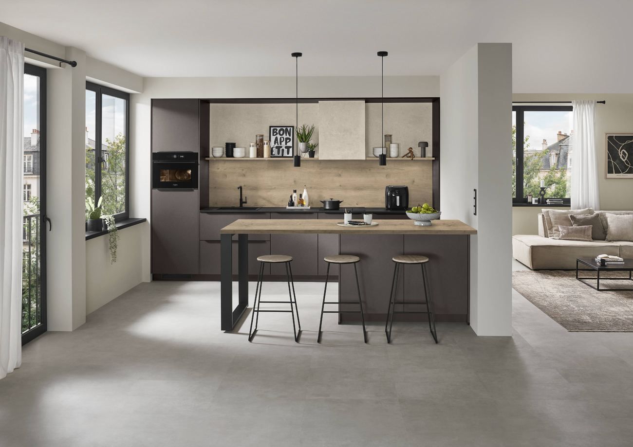 Cocina con isla y barra abierta al salón