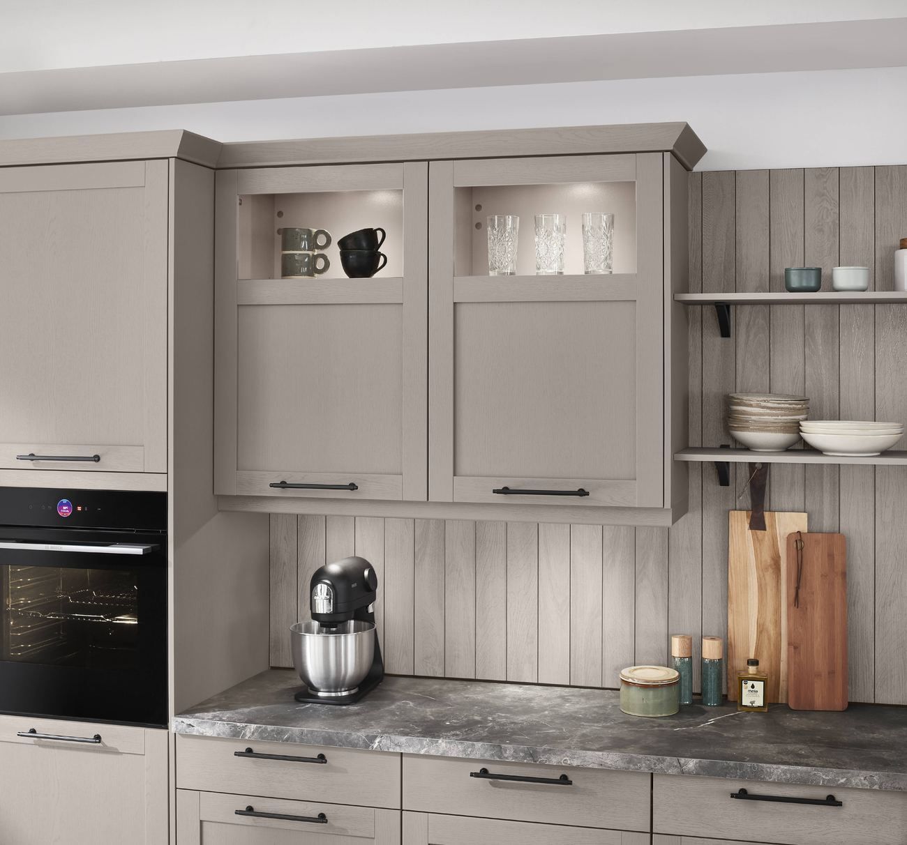 Rincón de cocina con columnas y muebles altos hasta el techo