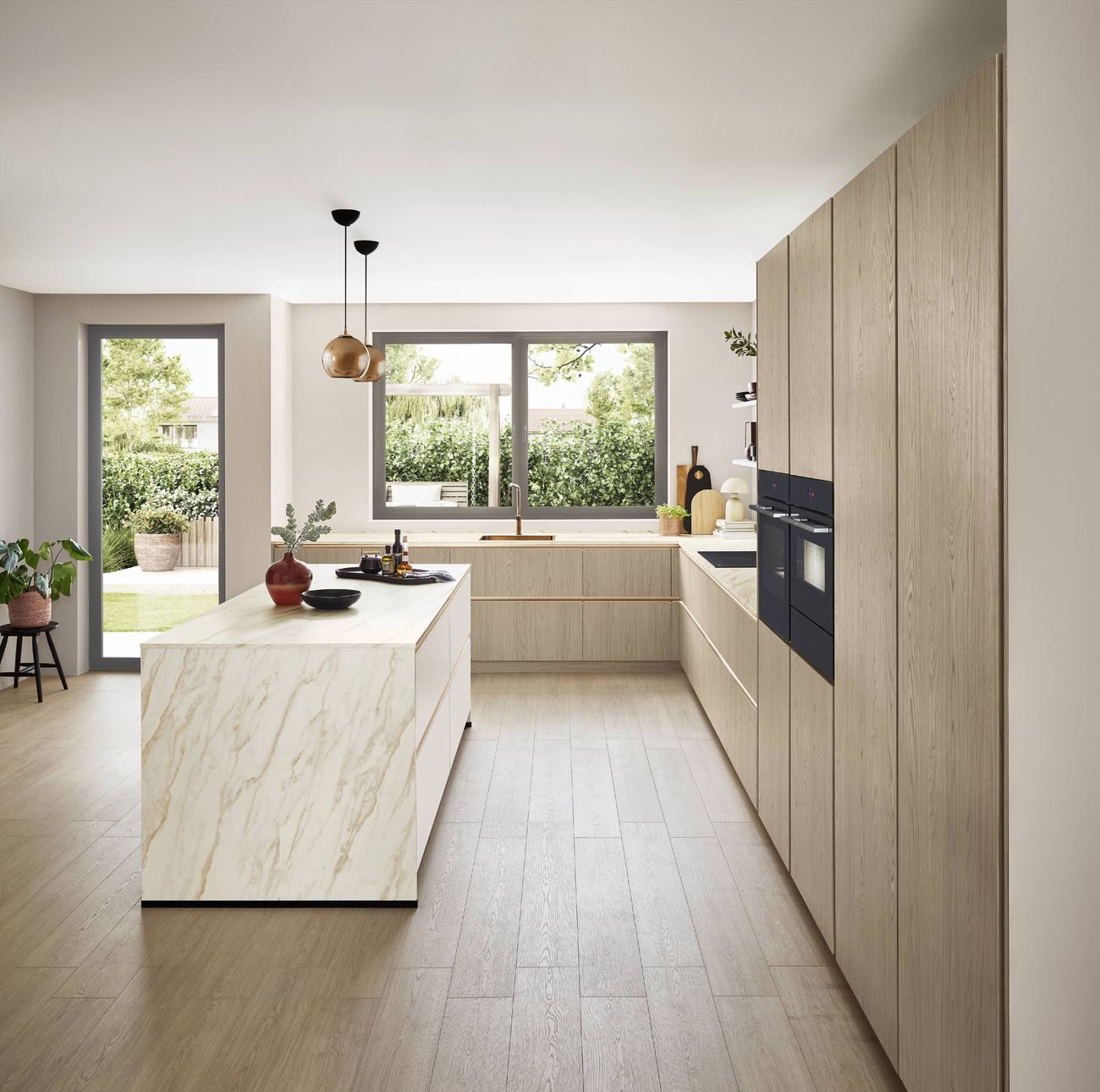 Encimera de madera entre la placa y el fregadero de una cocina