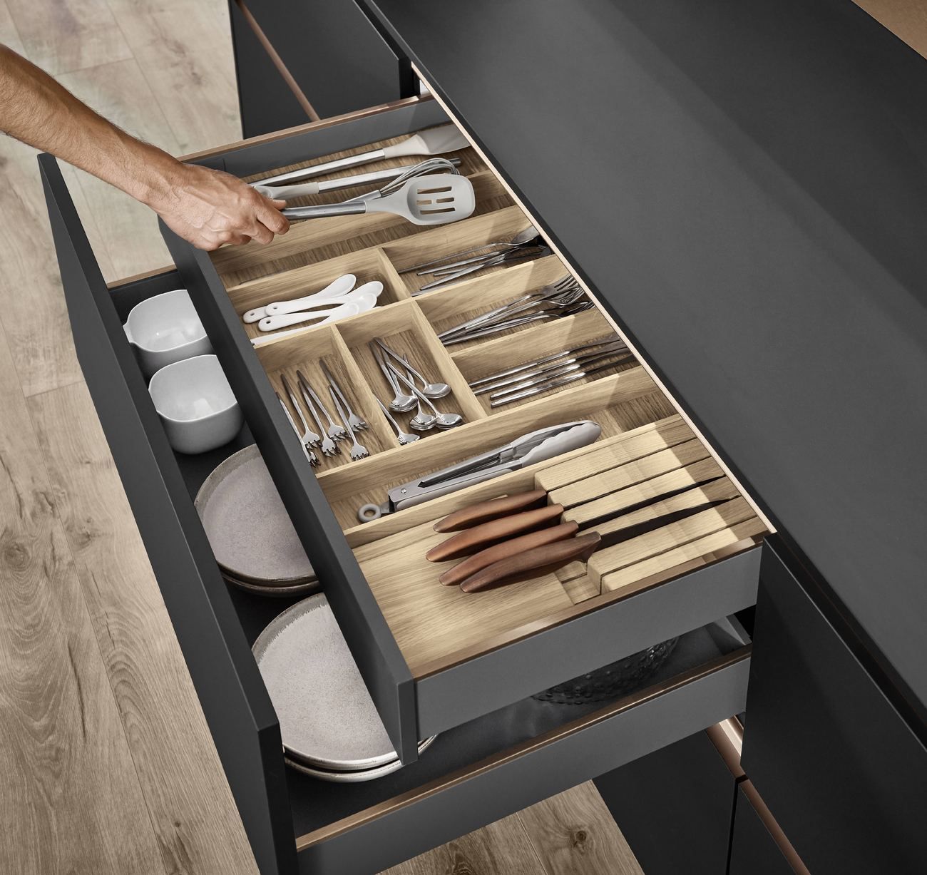 Cajón ancho con separadores para cubiertos y cuchillos
